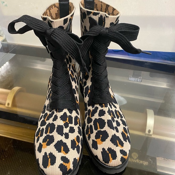 New Kate Spade-New York women’s Boots Lepard Print SZ 7 never worn rubber sole - Picture 3 of 3